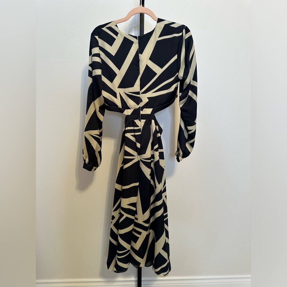 Banana Republic front twist dress. Long sleeves. V- neck. Size 8 - Picture 5 of 8